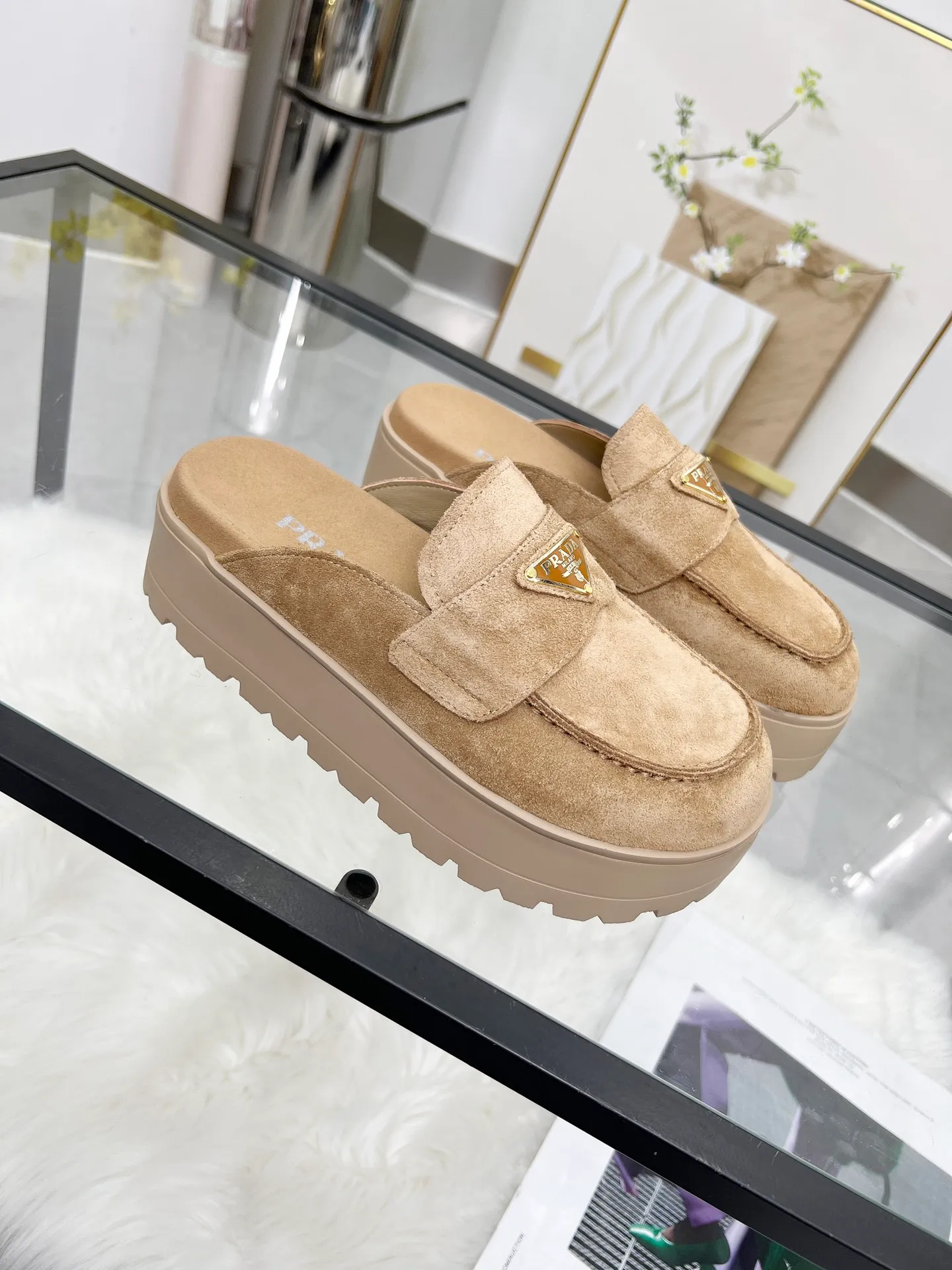 👟👟Ex-factory price 520👟👟 🌸Prada 2025 spring and summer new slippers 💫Velcro sandals The latest catwalk style, classic upgrades, both comfort and fashion. Each color combination looks good, and the design matches different style needs ✅Upper: original customized cowhide ✅Inner: original customized sheepskin lining, cowhide feet ✅Outsole: original molded anti-slip outsole ✅Number of codes: 35-40 (41 customized, non-refundable and non-exchangeable)